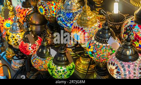 Lampade a mosaico. Tradizionali lampade a mosaico turche fatte a mano nel Grand Bazaar di Istanbul. Ornamenti decorativi. Messa a fuoco selettiva inclusa Foto Stock