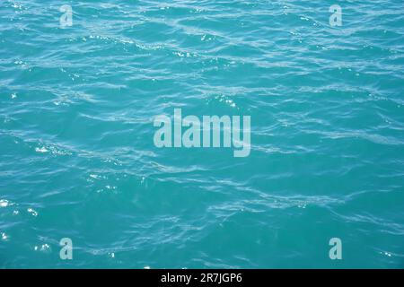 Vista sul Mar Mediterraneo. Onde dolci con acqua blu di giorno Foto Stock