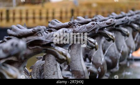 Una fila di sculture a testa di drago nella piazza del Monte Mingyue nella provincia di Jiangxi Foto Stock