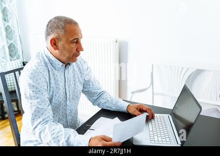 Uomo medio-vecchio ritratto che prende appunti in notebook Foto Stock