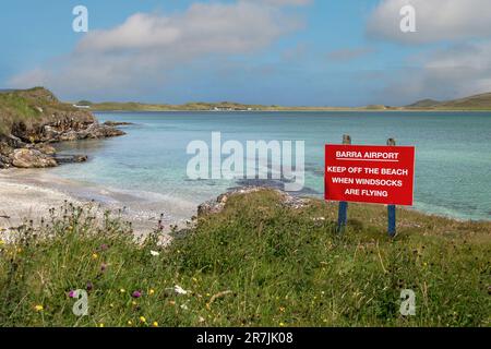 Cartello di avvertimento rosso sull'aeroporto di barra sulla spiaggia di Traigh Mhor a High Tide, barra, Isola di barra, Ebridi, Ebridi esterne, Scozia, Regno Unito Foto Stock