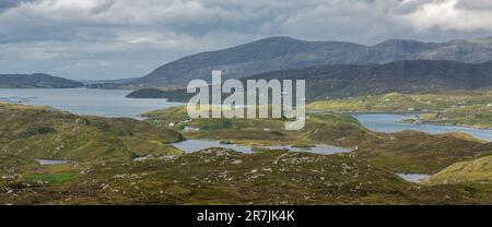 Vista sulle montagne da Beinn Scorabhaig al Porto Nord, Caolas Sgalpaigh e Loch Tarbert, Scalpay of Harris, Ebridi esterne, Scozia, Regno Unito Foto Stock