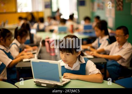 Gli studenti della scuola primaria pubblica di Canberra di grado 3rd utilizzano i computer portatili durante una lezione di arricchimento in inglese per le vacanze estive. Foto Stock