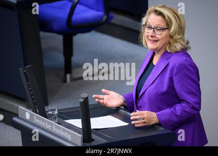 Berlino, Germania. 16th giugno, 2023. Svenja Schulze (DOCUP), Ministro federale della cooperazione e dello sviluppo economico, interviene durante il dibattito sulla strategia di sicurezza nazionale (NSS) in occasione della sessione plenaria del Bundestag tedesco. I temi principali della 110th sessione del periodo legislativo 20th sono, oltre alla strategia di sicurezza nazionale, l'estensione della missione delle forze armate tedesche in Bosnia-Erzegovina e il progetto di legge sull'etichettatura dei prodotti alimentari con il metodo di allevamento degli animali (Animal Husbandry Labeling Act). Credit: Bernd von Jutrczenka/dpa/Alamy Live News Foto Stock