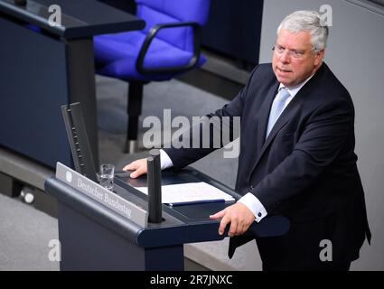 Berlino, Germania. 16th giugno, 2023. Jürgen Hardt (CDU) interviene durante il dibattito sulla strategia di sicurezza nazionale nella sessione plenaria del Bundestag tedesco. I temi principali della 110th sessione del periodo legislativo 20th sono, oltre alla strategia di sicurezza nazionale, l'estensione della missione delle forze armate tedesche in Bosnia-Erzegovina e il progetto di legge sull'etichettatura dei prodotti alimentari con il tipo di allevamento degli animali (Legge sull'etichettatura degli animali). Credit: Bernd von Jutrczenka/dpa/Alamy Live News Foto Stock