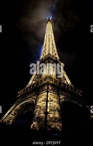 Luci notturne alla Torre Eiffel di Parigi. Foto Stock