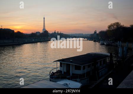 Tramonto lungo la Senna a Parigi, Francia. Foto Stock