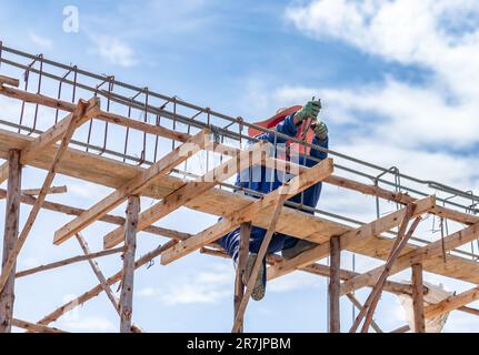 Barra di filo di lavoratore di costruzione per rinforzo di concrete. Dettaglio di infrastructure.using utensili di pinza l'uso di acciaio che lega fili prima di colando concr Foto Stock