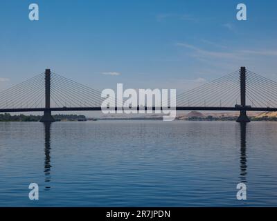 Landmark Engineering: Riflesso del Blue Cable-stayed Bridge Nea Foto Stock