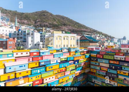 Parete di arte giocattolo della casa con vista sul villaggio della cultura di Gamcheon Foto Stock