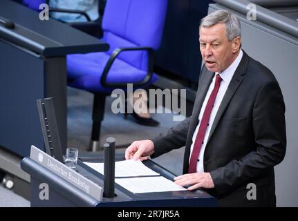 Berlino, Germania. 16th giugno, 2023. Joachim Wundrak, (AFD) interviene durante il dibattito sulla strategia di sicurezza Nazionale (NSS) nella sessione plenaria del Bundestag tedesco. I temi principali della 110th sessione del periodo legislativo 20th sono, oltre alla strategia di sicurezza nazionale, l'estensione della missione delle forze armate federali in Bosnia-Erzegovina e il progetto di legge sull'etichettatura dei prodotti alimentari con l'allevamento degli animali (Animal Husbandry Labeling Act). Credit: Bernd von Jutrczenka/dpa/Alamy Live News Foto Stock