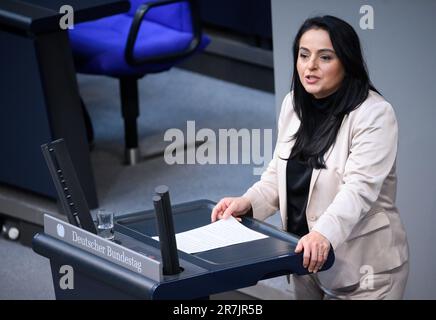 Berlino, Germania. 16th giugno, 2023. Sevim Dagdelen (Die Linke) interviene durante il dibattito sulla strategia di sicurezza Nazionale (NSS) nella sessione plenaria del Bundestag tedesco. I temi principali della 110th sessione del periodo legislativo 20th sono, oltre alla strategia di sicurezza nazionale, l'estensione della missione delle forze armate tedesche in Bosnia-Erzegovina e il progetto di legge sull'etichettatura dei prodotti alimentari con il tipo di allevamento degli animali (Legge sull'etichettatura degli animali). Credit: Bernd von Jutrczenka/dpa/Alamy Live News Foto Stock