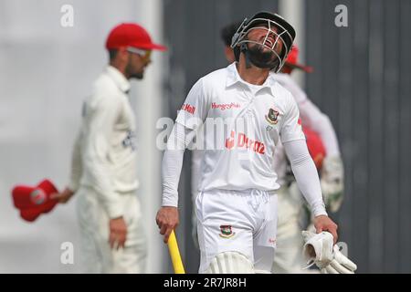 batteria bangladese Mominul Haque durante il Bangladesh-Afghanistan solo Test match giorno tre al Sher-e-Bangla National Cricket Stadium (SBNCS) in Foto Stock