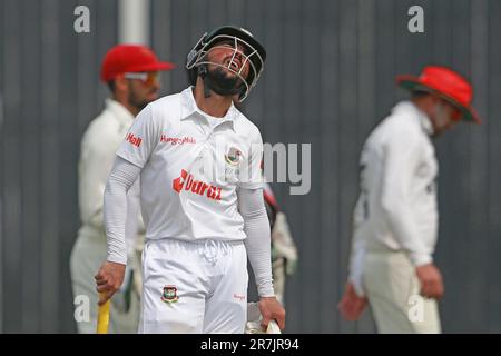 batteria bangladese Mominul Haque durante il Bangladesh-Afghanistan solo Test match giorno tre al Sher-e-Bangla National Cricket Stadium (SBNCS) in Foto Stock