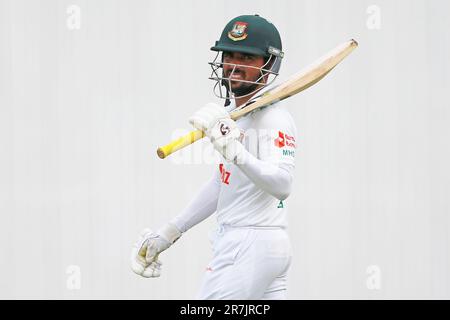 batteria bangladese Mominul Haque durante il Bangladesh-Afghanistan solo Test match giorno tre al Sher-e-Bangla National Cricket Stadium (SBNCS) in Foto Stock