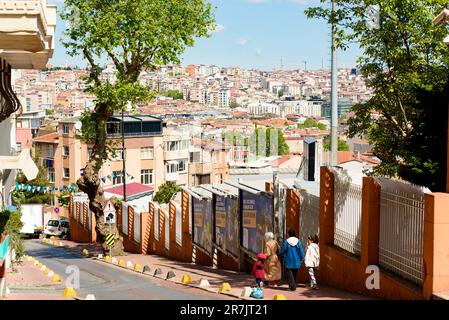 Istanbul, Turchia - 12 maggio 2023: Si vedono persone che camminano per le strade di Istanbul durante il giorno. Vita quotidiana della gente comune nella capitale turca Foto Stock
