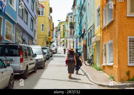 Istanbul, Turchia - 12 maggio 2023: Si vedono persone che camminano per le strade di Istanbul durante il giorno. Vita quotidiana della gente comune nella capitale turca Foto Stock