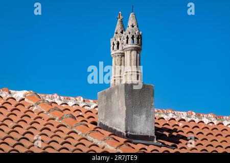 Camino decorativo in cemento e tegole bruciate su una casa sul mare, il villaggio di Rogoznica, Dalmazia, Croazia Foto Stock