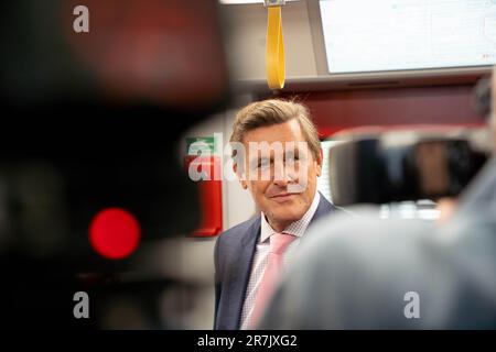 Vienna, Austria. 16 giugno 2023. Il nuovo treno della metropolitana „X-Wagen“ è stato introdotto da Wiener Linien per il sistema di trasporto pubblico di Vienna con nuovi servizi come un sistema di informazione digitale e un migliore supporto per i disabili, il treno d'imbarco Stadtrat Peter Hanke. ©Andreas Stroh Foto Stock
