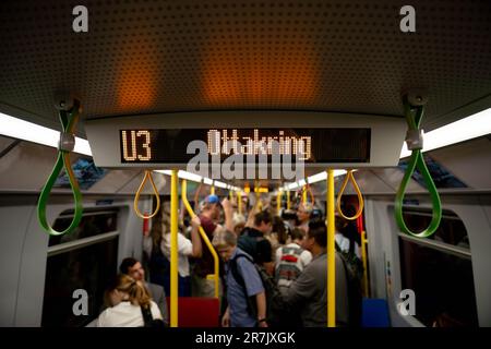 Vienna, Austria. 16 giugno 2023. Il nuovo treno della metropolitana „X-Wagen“ è stato introdotto da Wiener Linien per il sistema di trasporto pubblico di Vienna con nuovi servizi come un sistema di informazione digitale e un migliore sostegno ai disabili. ©Andreas Stroh Foto Stock