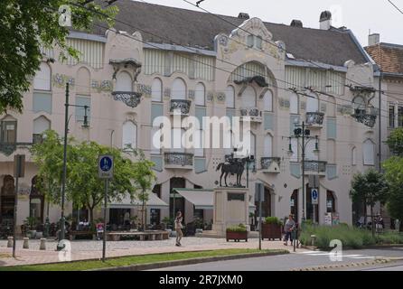 Szeged, Ungheria - 15 giugno 2023: Una passeggiata nel centro della città di Szeged nel sud-ovest dell'Ungheria in una giornata di sole primavera. Messa a fuoco selettiva. Foto Stock