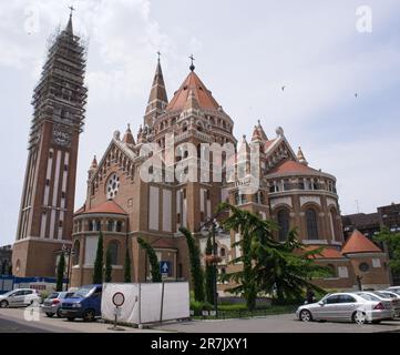 Szeged, Ungheria - 15 giugno 2023: La Cattedrale di nostra Signora d'Ungheria chiamata anche Cattedrale di Szeged. Si trova in piazza Dom accanto alla torre Domotor. SEL Foto Stock