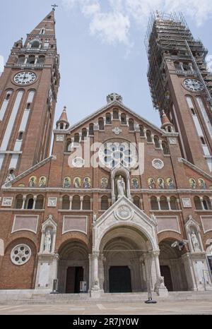 Szeged, Ungheria - 15 giugno 2023: La Cattedrale di nostra Signora d'Ungheria chiamata anche Cattedrale di Szeged. Si trova in piazza Dom accanto alla torre Domotor. SEL Foto Stock