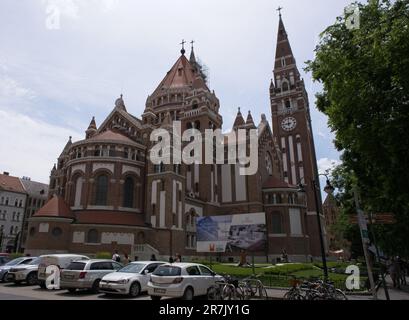 Szeged, Ungheria - 15 giugno 2023: La Cattedrale di nostra Signora d'Ungheria chiamata anche Cattedrale di Szeged. Si trova in piazza Dom accanto alla torre Domotor. SEL Foto Stock