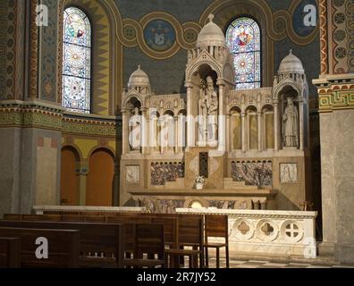 Szeged, Ungheria - 15 giugno 2023: La Cattedrale di nostra Signora d'Ungheria chiamata anche Cattedrale di Szeged. Si trova in piazza Dom accanto alla torre Domotor. SEL Foto Stock