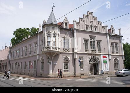 Szeged, Ungheria - 15 giugno 2023: Una passeggiata nel centro della città di Szeged nel sud-ovest dell'Ungheria in una giornata di sole primavera. Messa a fuoco selettiva. Foto Stock