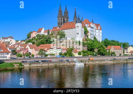 L'iconico Meissen con il Castello di Albrechtsburg (Albrechtsburg Meissen) e la Cattedrale (Dom zu Meißen) in alto sopra la città che si riflette nel fiume Elba sottostante. Foto Stock