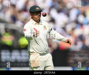 Birmingham, Regno Unito. 16th giugno, 2023. Usman Khawaja of Australia lancia la palla durante il LV= Insurance Ashes First Test Series Day 1 Inghilterra vs Australia a Edgbaston, Birmingham, Regno Unito, 16th giugno 2023 . (Foto di Craig Thomas/News Images/Sipa USA) Credit: Sipa USA/Alamy Live News Foto Stock