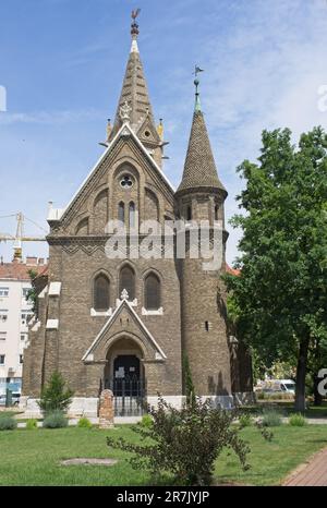 Szeged, Ungheria - 15 giugno 2023: Una passeggiata nel centro della città di Szeged nel sud-ovest dell'Ungheria in una giornata di sole primavera. Kalvin Square Reformed Church. S Foto Stock