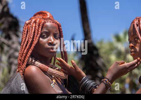 Himba tribù a Epupa cade il fiume Cunene in Namibia al confine con l'Angola Foto Stock