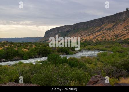 Una vista mozzafiato della splendida area di Twin Falls in Idaho dal maestoso Snake River Canyon. Foto Stock