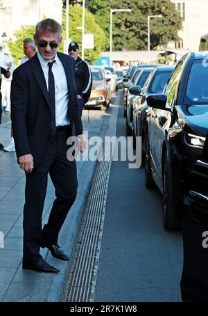 Sean Penn e la sua nuova ragazza Olga Korotyayeva fuori dal Grand Hotel di Stoccolma, Svezia, il 14 giugno 2023. Sean Penn si trova a Stoccolma per partecipare a Bril Foto Stock