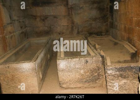 Antico sarcofago, Cofani di pietra, alle rovine dell'antica città di Aksum, patrimonio dell'umanità dell'UNESCO, Etiopia Foto Stock