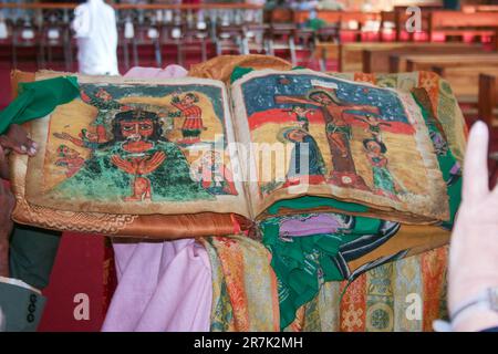 Africa, Etiopia, Axum, la Chiesa di nostra Signora Maria di Sion ha detto di ospitare l'Arca Biblica dell'Alleanza manoscritto di 100 anni conosciuto come 'il Mira Foto Stock