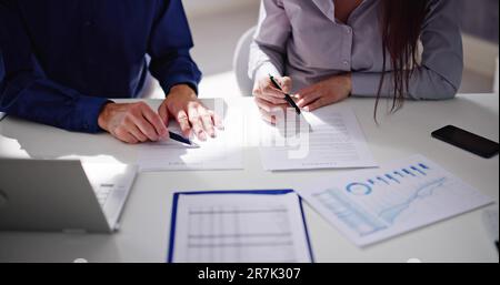 Revisione del contratto del documento aziendale. Avvocato in tuta Foto Stock