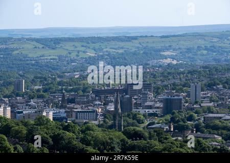 Vista sopraelevata sul centro della città da e verso la campagna circostante il 3rd giugno 2023 a Halifax, Regno Unito. Halifax è una città situata nel distretto di Calderdale, nello Yorkshire occidentale, ed è stata una fiorente cittadina di mulini durante la rivoluzione industriale. Al giorno d'oggi, mentre la città sta mostrando segni positivi di rigenerazione in alcune aree, la recessione economica nel Regno Unito e altri fattori recenti ha portato a segni di una città un tempo prospera attualmente in lotta economicamente. Foto Stock