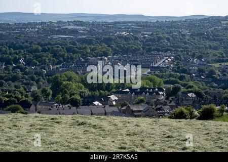 Vista sopraelevata sul centro della città da e verso la campagna circostante il 3rd giugno 2023 a Halifax, Regno Unito. Halifax è una città situata nel distretto di Calderdale, nello Yorkshire occidentale, ed è stata una fiorente cittadina di mulini durante la rivoluzione industriale. Al giorno d'oggi, mentre la città sta mostrando segni positivi di rigenerazione in alcune aree, la recessione economica nel Regno Unito e altri fattori recenti ha portato a segni di una città un tempo prospera attualmente in lotta economicamente. Foto Stock