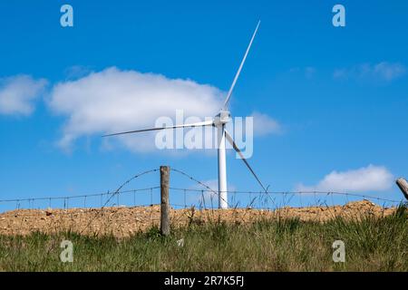 Turbine eoliche a Ovenden Moor nel West Yorkshire il 5th giugno 2023 a Ogden, nei pressi di Halifax, Regno Unito. Ovenden Moor Wind Farm è un sito di generazione di energia elettrica a energia eolica situato a nord di Halifax, nello Yorkshire occidentale, che è stato aperto nel 1993 con 23 turbine. Sono stati oggetto di continue critiche e obiezioni. Foto Stock