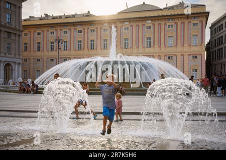 Bambini che giocano in fontane, Piazza De Ferrari, Genova, Liguria, Italia Foto Stock