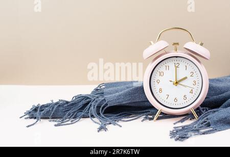 Sveglia con sciarpa, fine dell'ora legale in autunno, cambio dell'ora invernale Foto Stock