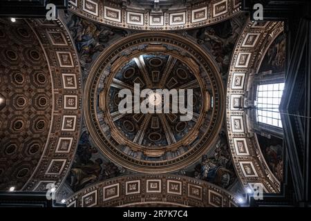 cupola chiesa in Vaticano, Roma, città del Vaticano Roma, splendida cupola di una chiesa romana Foto Stock