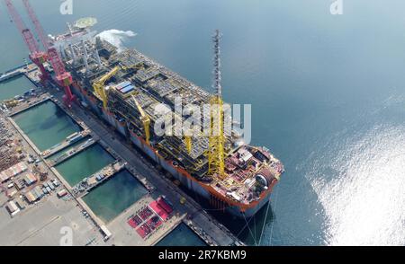 Tianjin. 12th giugno, 2023. Questa foto aerea scattata il 12 giugno 2023 mostra la "SEPETIBA" assemblata in Cina, una delle più grandi navi FPSO (galleggianti, di produzione, di stoccaggio e di scarico) del mondo, ormeggiando presso un molo nel nord di Tianjin. Venerdì la nave è stata spedita dalla città portuale del nord della Cina di Tianjin al Brasile. PER ANDARE CON 'China-assembled FPSO nave spedita in Brasile' credito: Zhao Zishuo/Xinhua/Alamy Live News Foto Stock