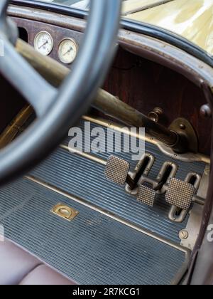 Volante di stile antico con tre pedali color argento Foto Stock