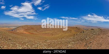 Vista panoramica sul Castello di Santa Barbara a Lanzarote con cratere vulcanico in primo piano durante il giorno Foto Stock