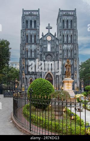 Hanoi, Vietnam-Aprile 2023; Vista a basso angolo della 19th ° secolo Gotica Revival (stile neogotico) Chiesa cattolica romana Cattedrale di San Giuseppe Foto Stock