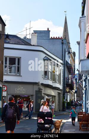 La variopinta gamma di edifici nel centro città con negozi, caffetterie e ristoranti. Foto Stock